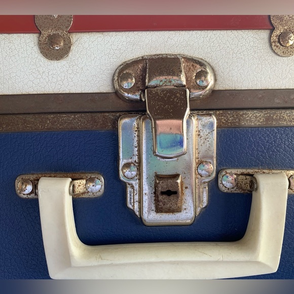 BEAUTIFUL ANTIQUE 1950’s RED WHITE and BLUE HARDSIDE CASE.  $120 OBO - Picture 10 of 15